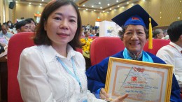 Cụ bà 75 tuổi nhận bằng tốt nghiệp đại học ngành Dược