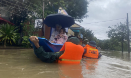 Dầm mình trong lũ đưa người già, trẻ em đến nơi an toàn, thai phụ đi sinh