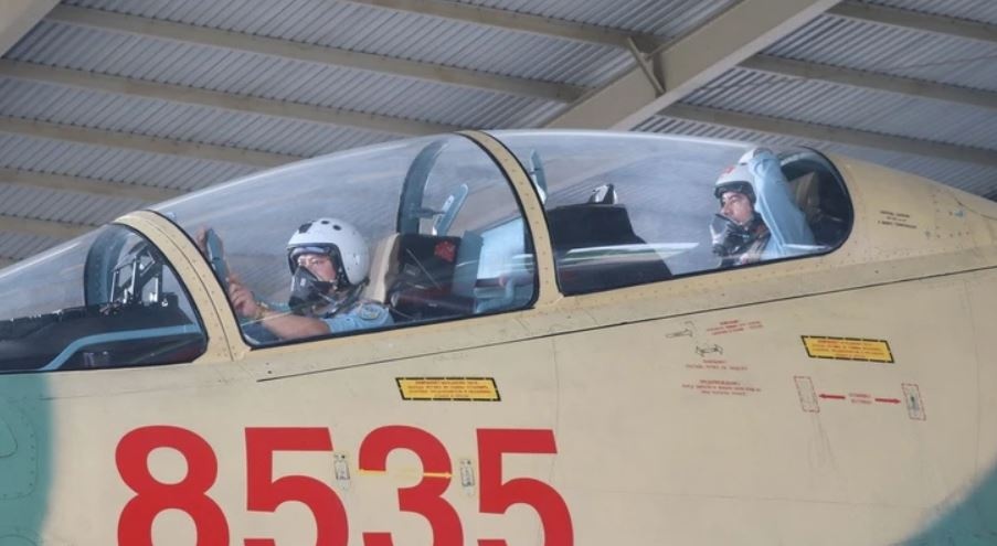 Các phi công về đơn vị sau khi hoàn thành nhiệm vụ tại lễ diễu binh