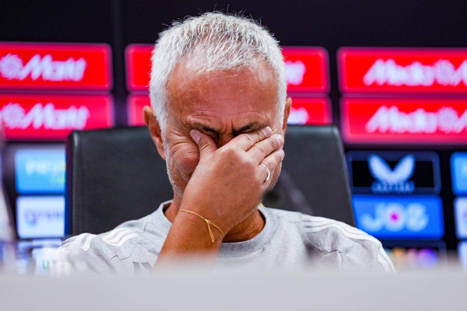 Fenerbahce phản bội Mourinho?