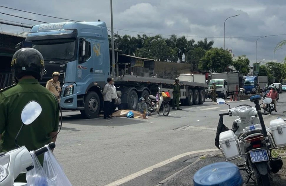 Va chạm xe đầu kéo ở TP.HCM, người phụ nữ tử vong tại chỗ