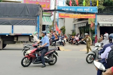 Chở con đi tìm trọ, hai mẹ con bị cuốn vào gầm xe tải ở TP.HCM