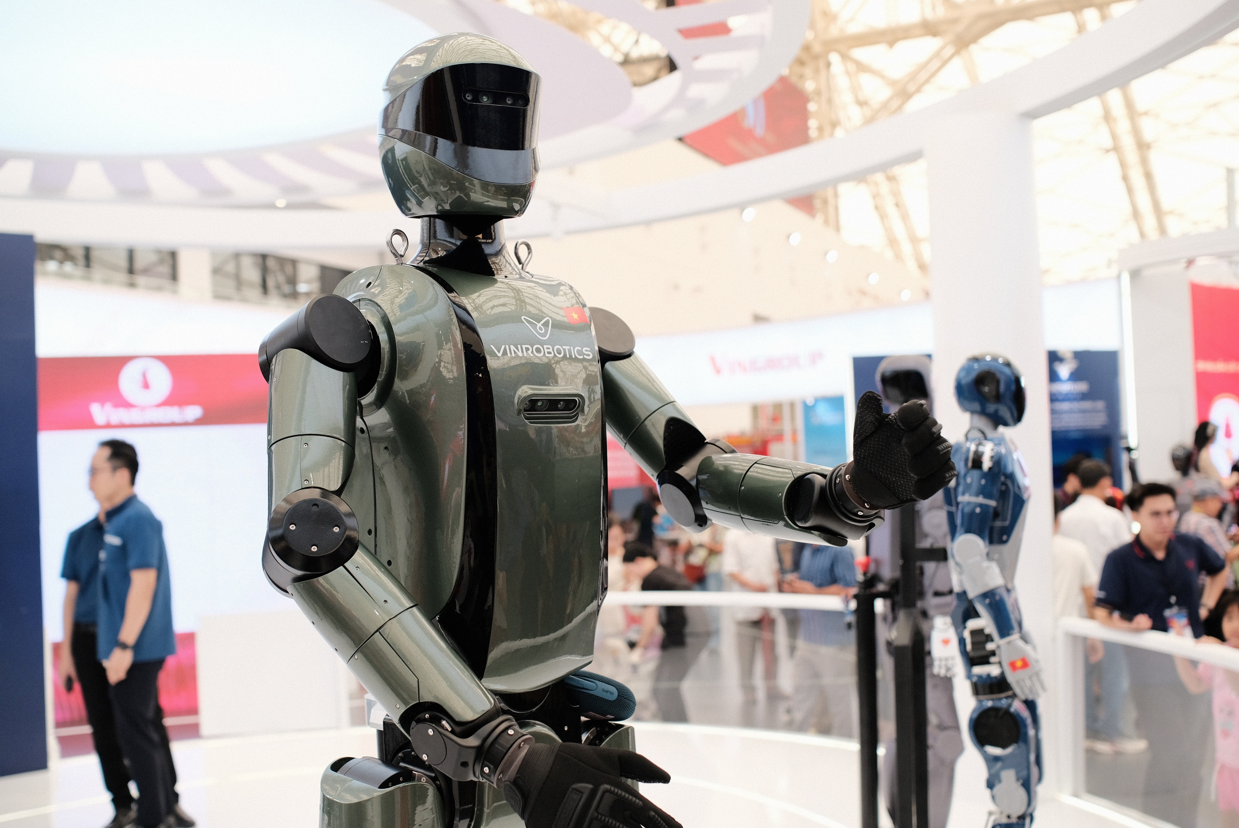 Tận thấy robot hình người của Vingroup đi lại, chào cờ