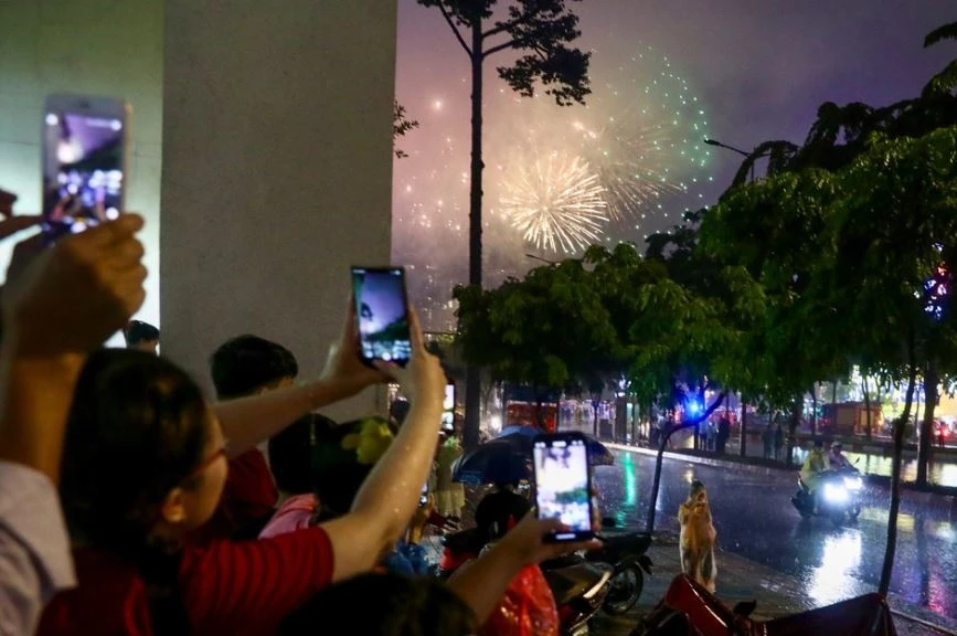Mưa mù mịt, người dân TP.HCM tiếc nuối không xem trọn vẹn màn pháo hoa