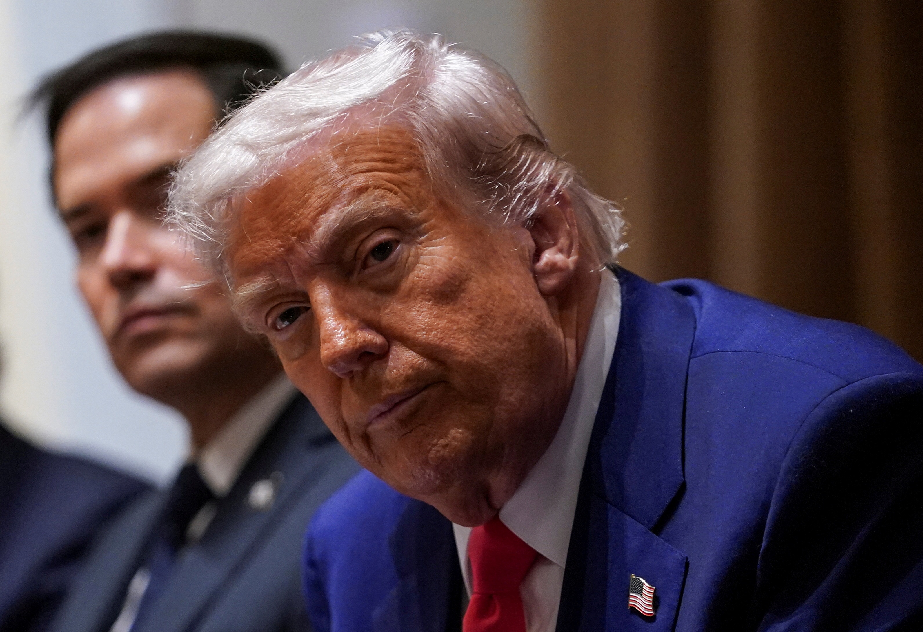 Ông Trump miễn thuế đối ứng với điện thoại, máy tính và chip