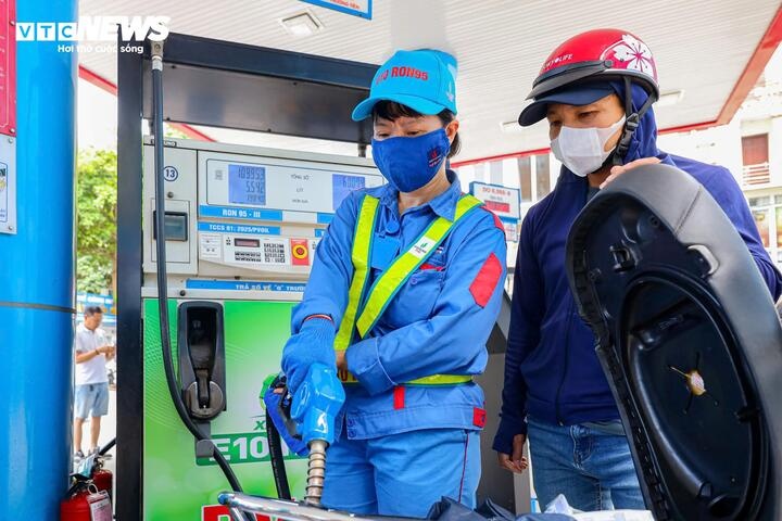 Sau 1 tháng mở bán, lượng xăng E10 tiêu thụ thế nào?
