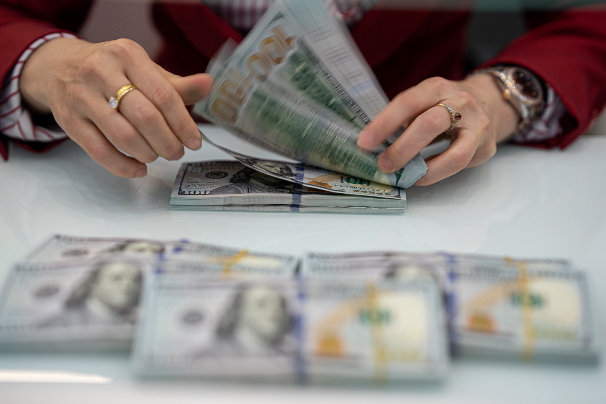 USD ngân hàng tăng kịch trần, ngoài 'chợ đen' lập kỷ lục