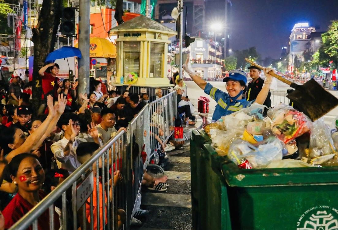 Thần tốc thu gom hơn 1.600 tấn rác phát sinh sau lễ diễu binh A80