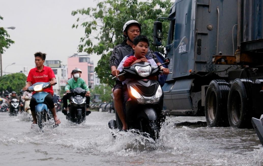 Người dân TP.HCM bì bõm lội nước về nhà