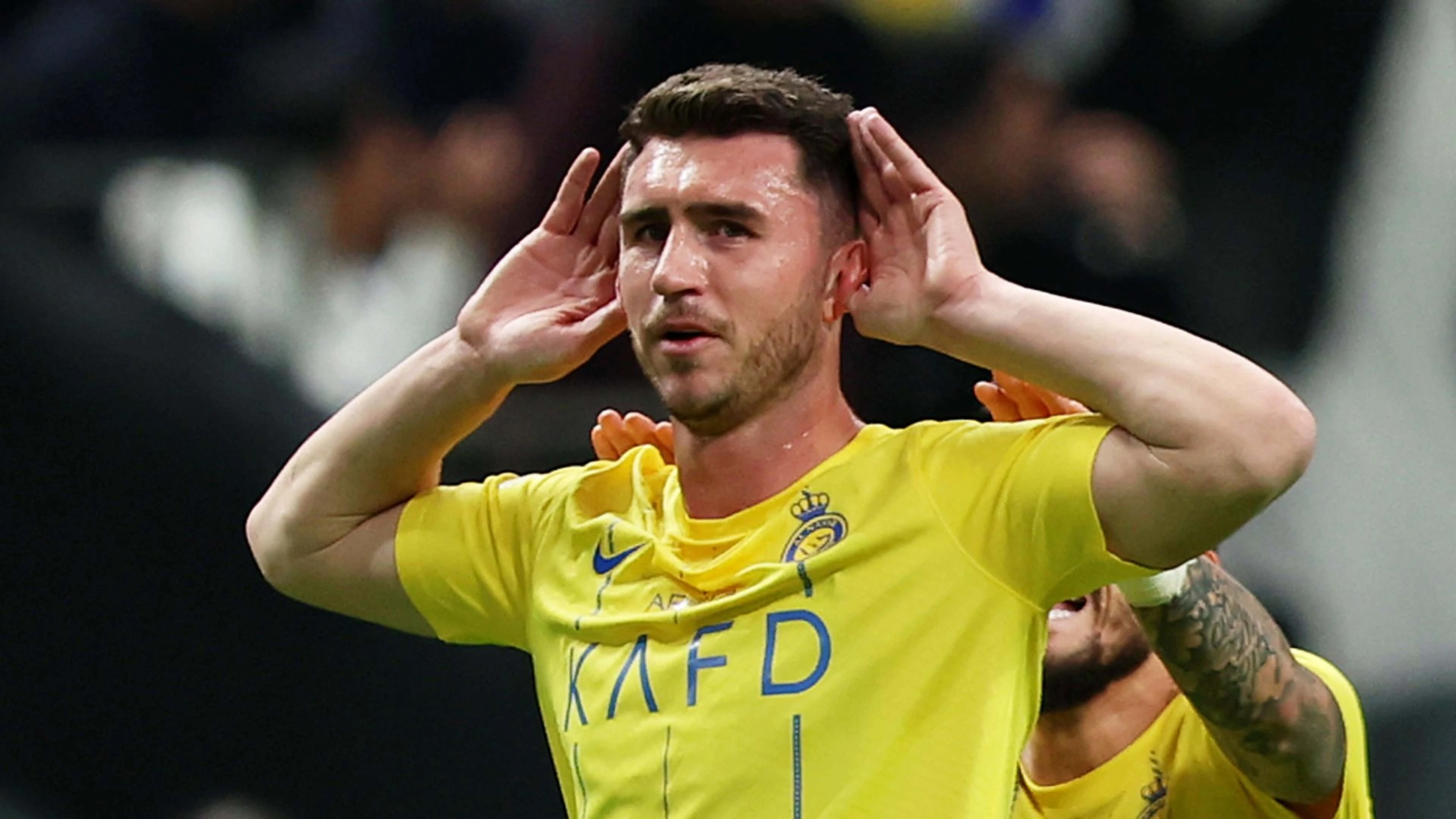 Laporte là tù nhân trong 'chiếc lồng vàng'