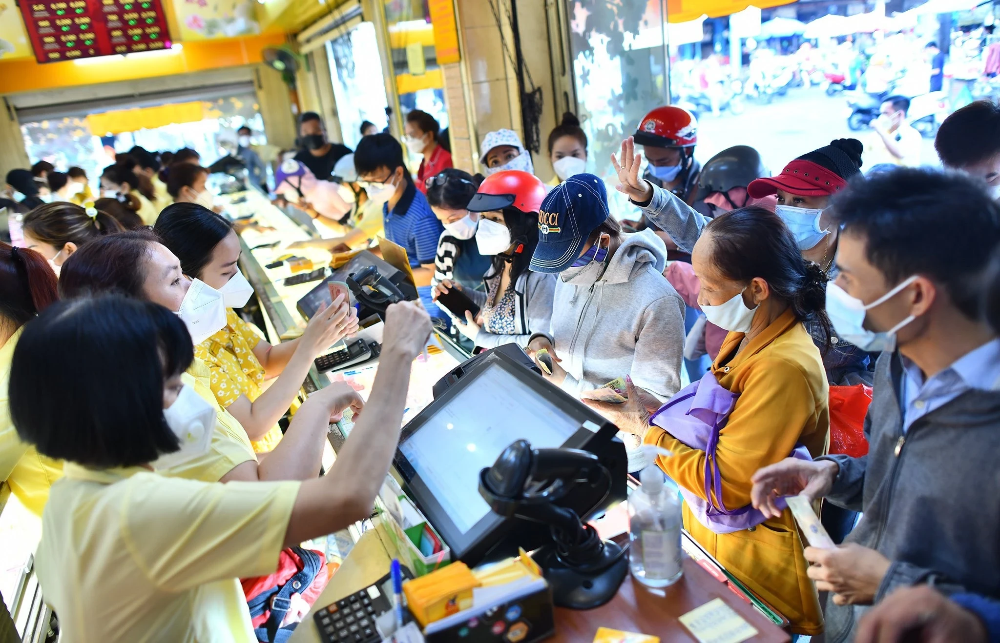 Chính phủ yêu cầu triển khai giải pháp mạnh bình ổn thị trường vàng