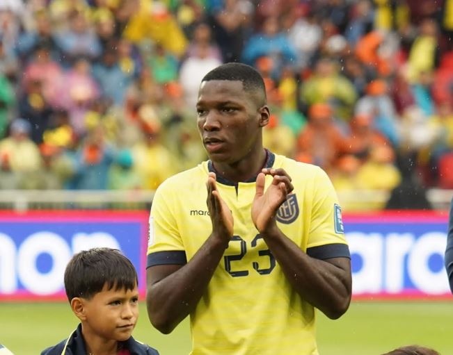 Gặp Argentina, sao Chelsea lĩnh thẻ đỏ sau nụ hôn