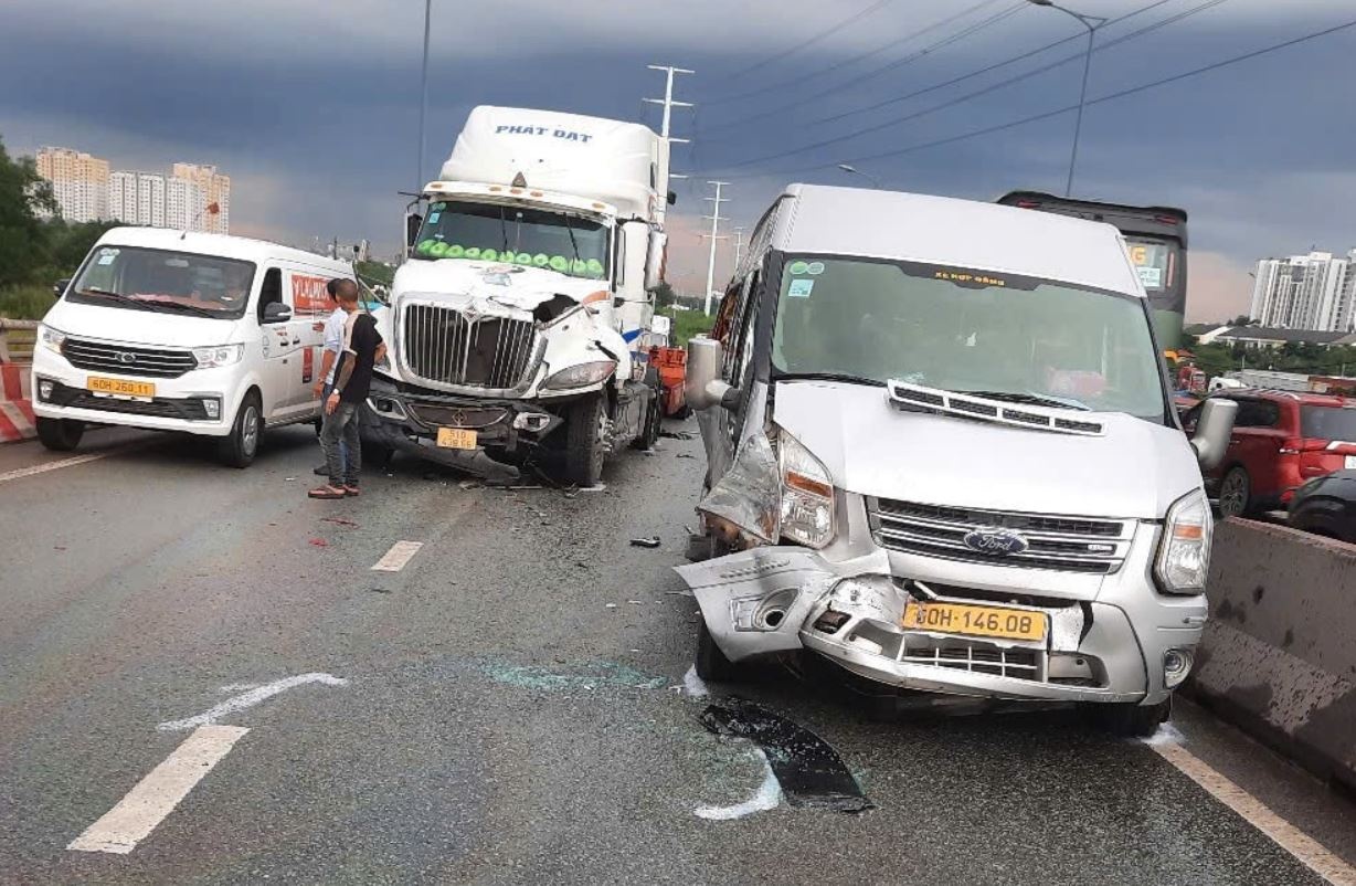 Tai nạn liên hoàn sau cú húc của xe container ở TP.HCM