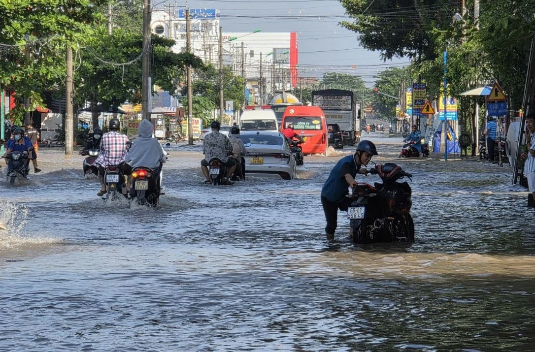 Bến Ninh Kiều lại chìm trong nước triều