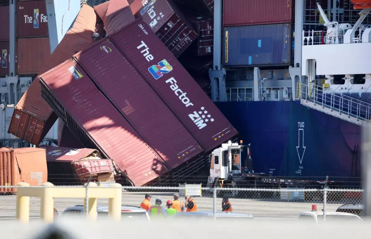 Gần 70 container rơi xuống biển, cảng Long Beach Mỹ hỗn loạn