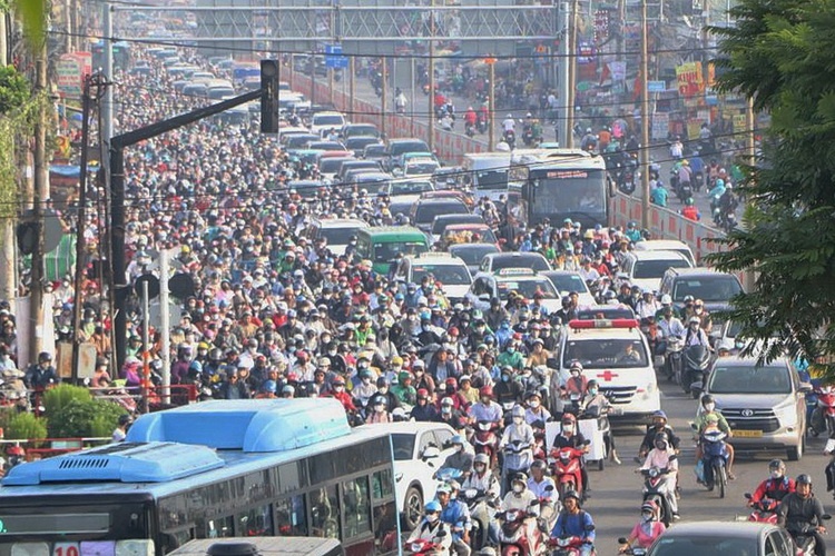 Cửa ngõ Đông Bắc TP.HCM vẫn ùn tắc dù phân luồng mới