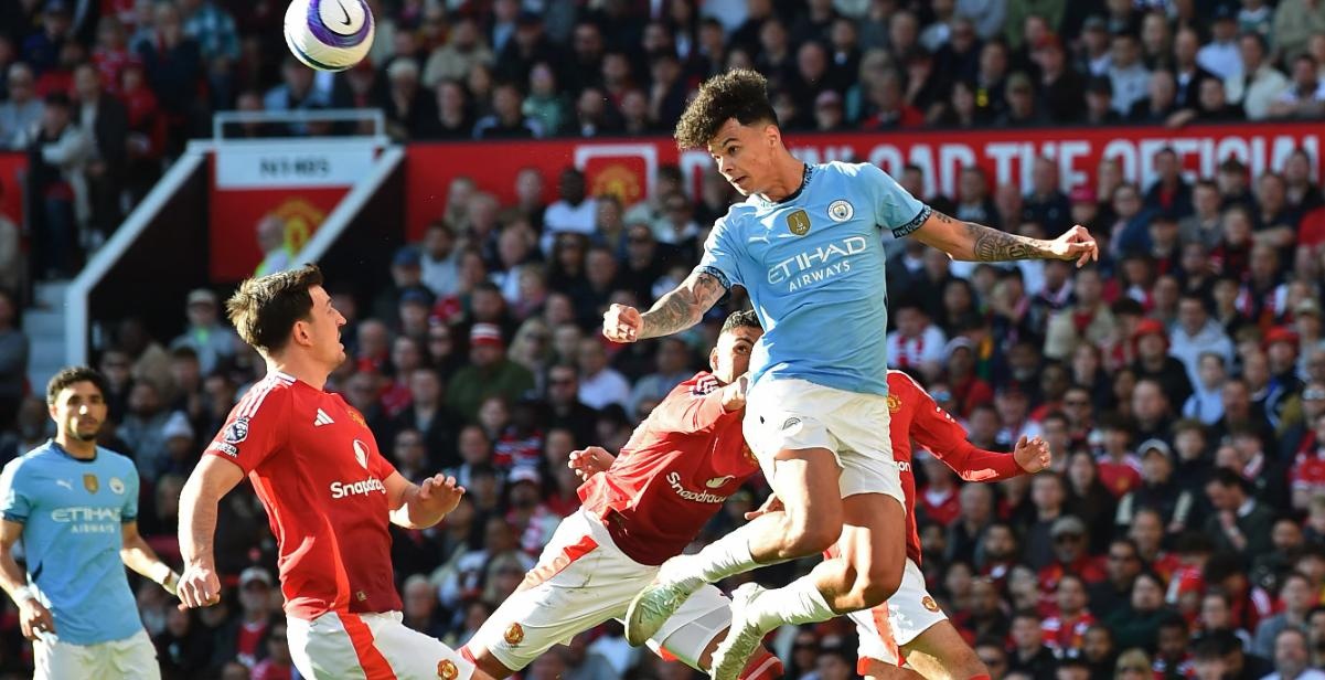 Man City làm điều khác biệt ở derby Manchester