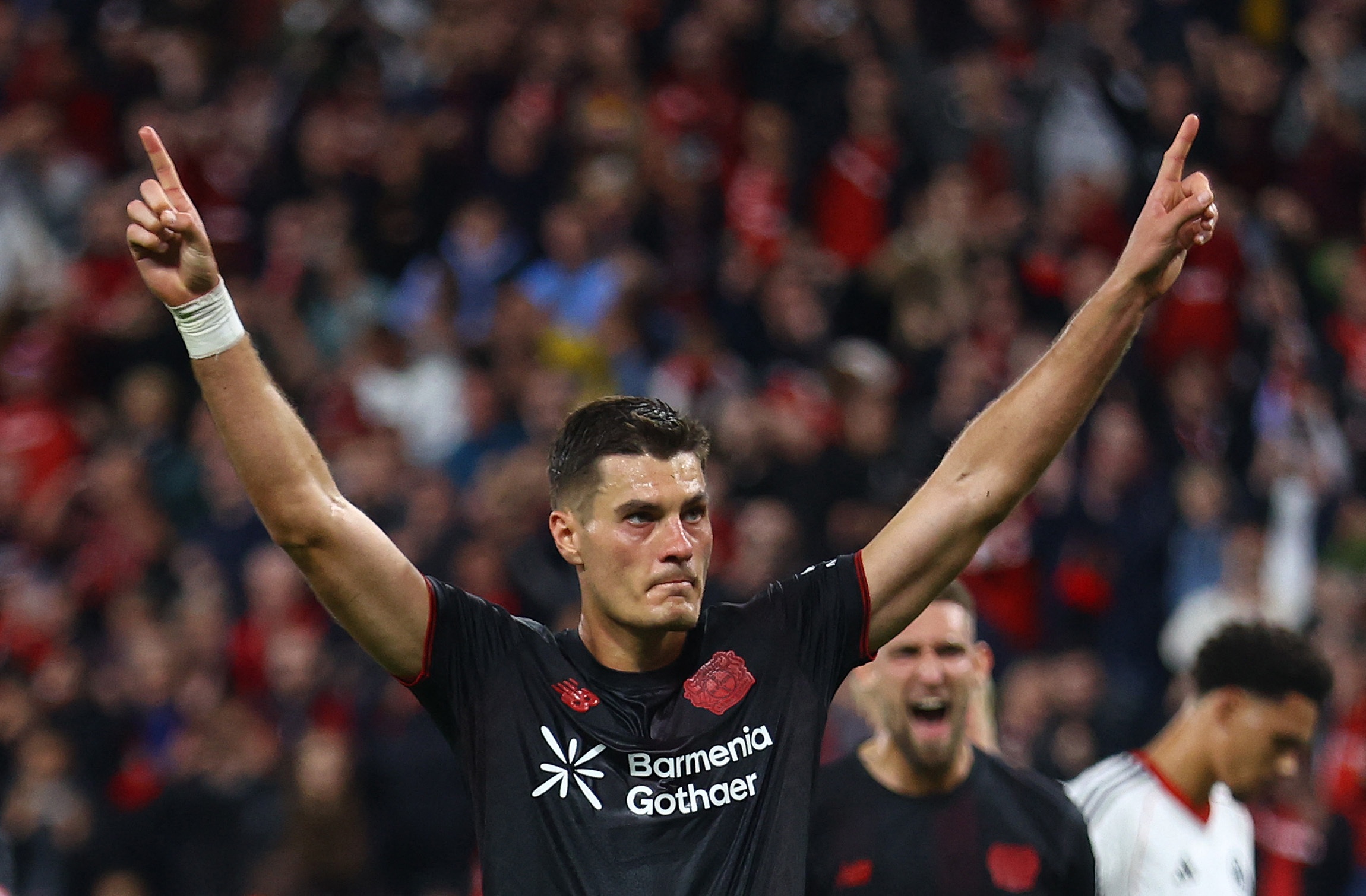 Nhận hai thẻ đỏ, Leverkusen vẫn thắng kịch tính