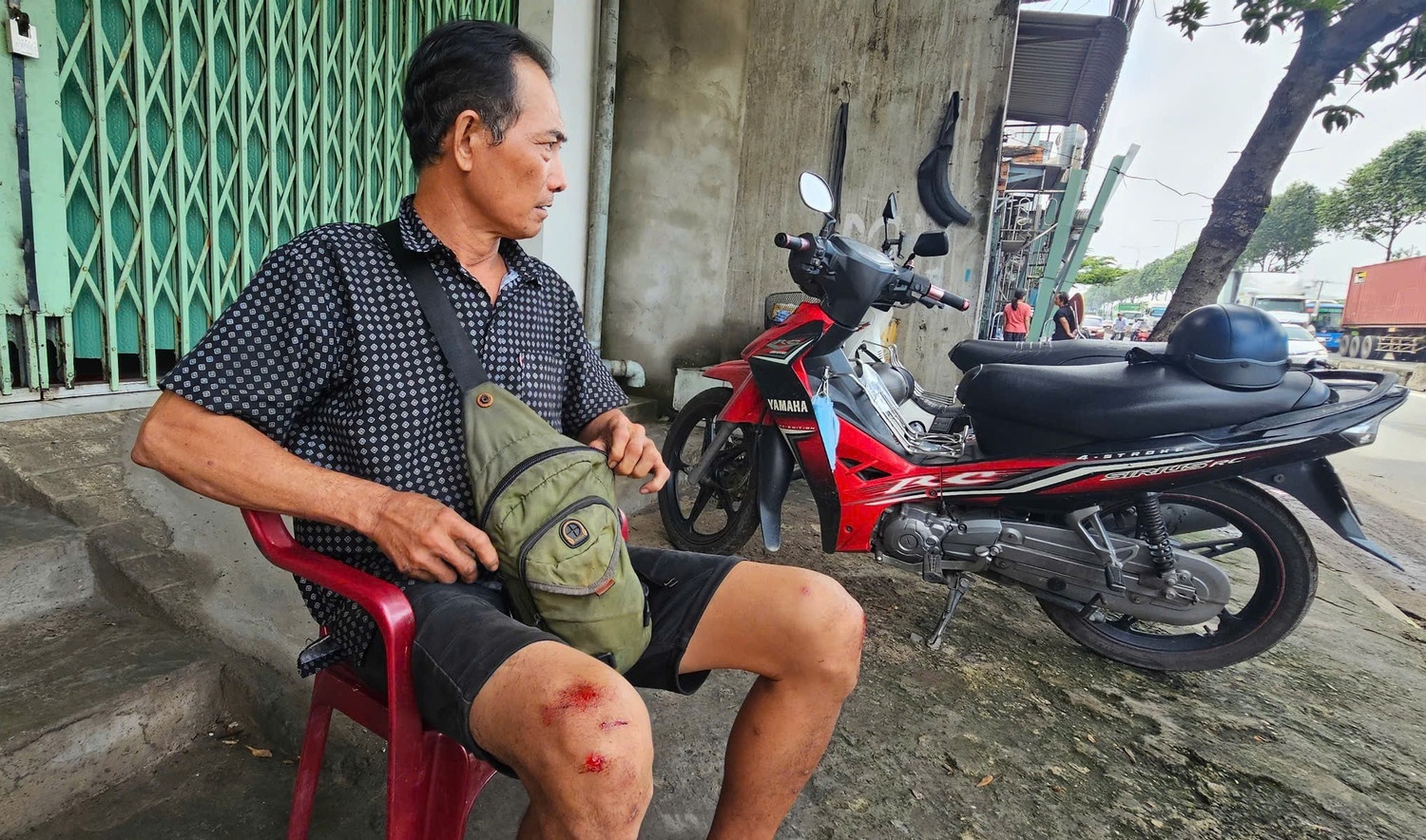 Day dứt vì xông vào nhà đang cháy nhưng không cứu được cụ ông ở TP.HCM