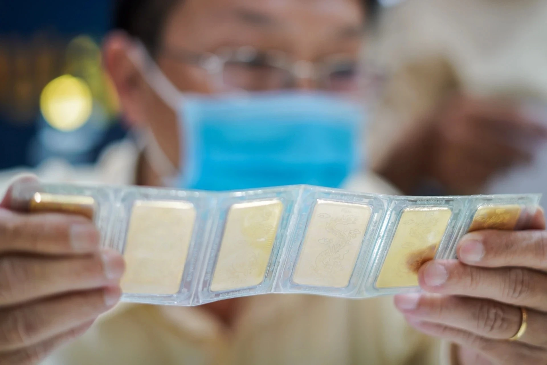 Giá vàng miếng lao dốc