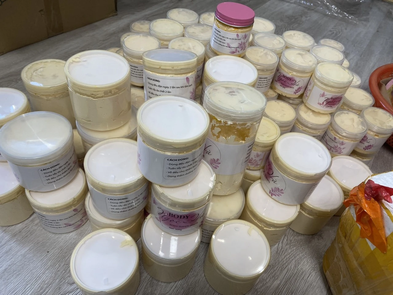 Mỹ phẩm ‘dỏm’ hoành hành, giải pháp nào ngăn chặn?