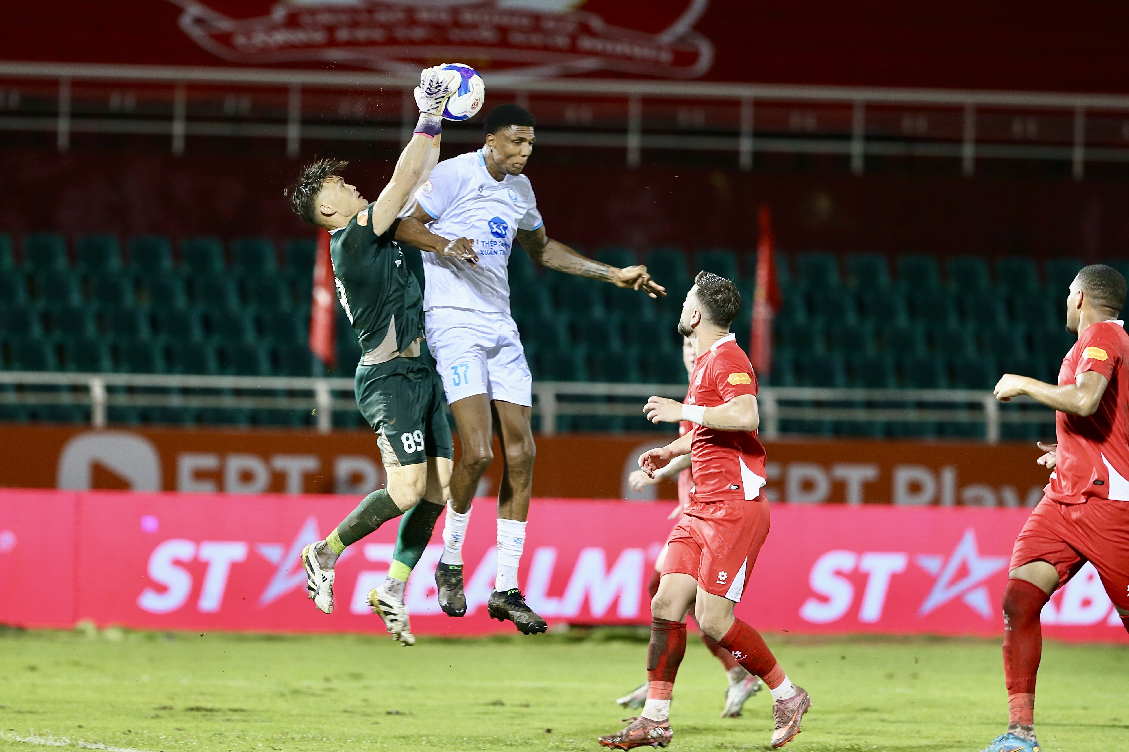 Công An TP.HCM nhọc nhằn hóa giải tiền đạo cao thứ 2 thế giới