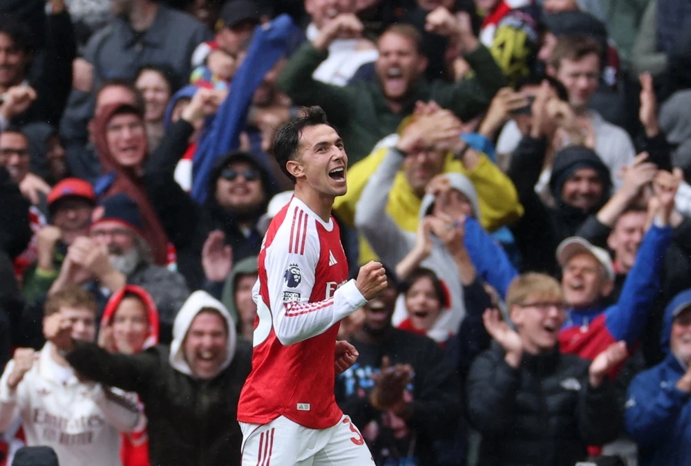 Arsenal phô diễn chiều sâu, thách thức Liverpool