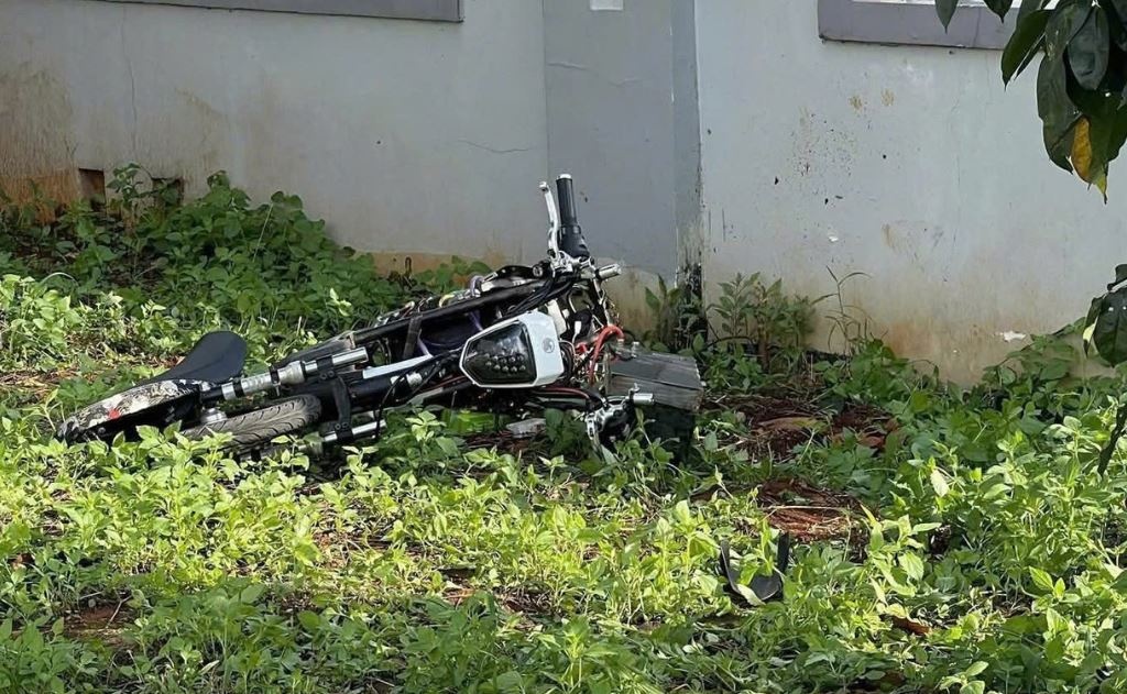 Một học sinh đi xe điện trong trường, tông vào tường tử vong