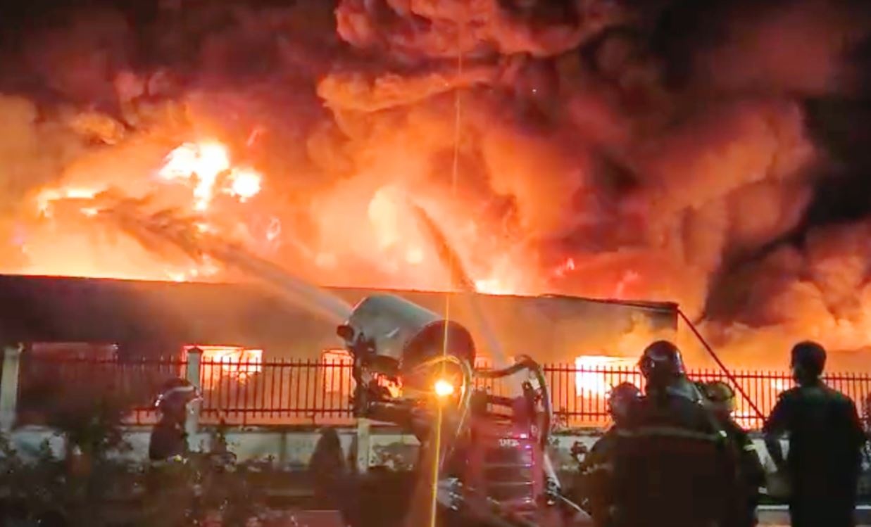 Hàng chục người và robot xuyên đêm dập lửa vụ cháy ở Đồ Sơn