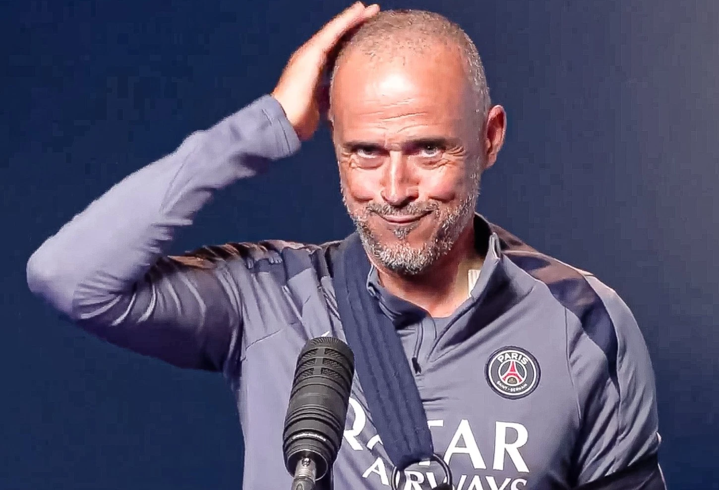 Diện mạo của HLV Enrique sau tai nạn