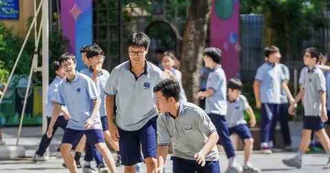 Loay hoay giữa phí câu lạc bộ và bài toán đón con