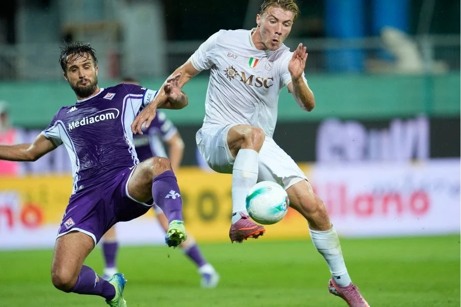 CĐV MU ngỡ ngàng với Hojlund