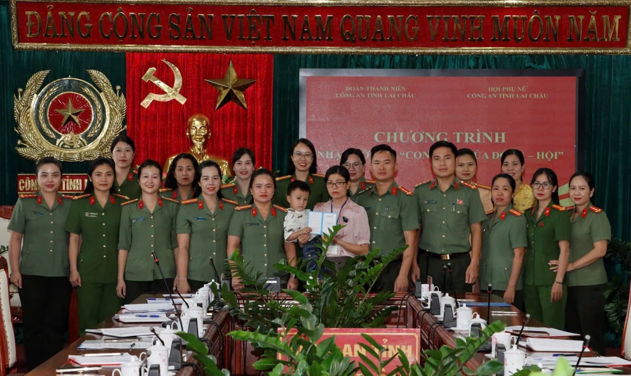 Nhận đỡ đầu con trai Thiếu tá Hà Văn Minh hy sinh khi làm nhiệm vụ