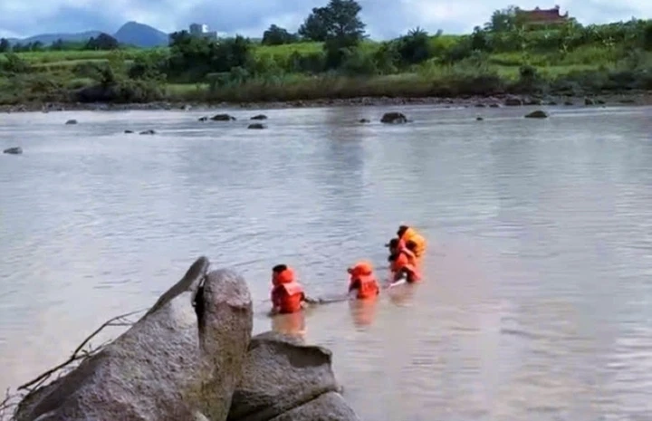 3 học sinh rủ nhau tắm sông, 2 em chết và mất tích
