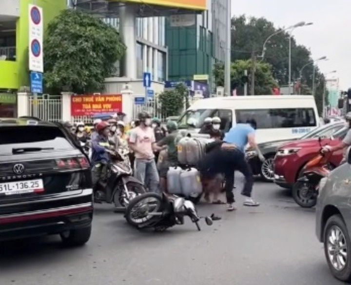 Thanh niên lái xe Volkswagen đánh ông lão giữa trung tâm TP.HCM