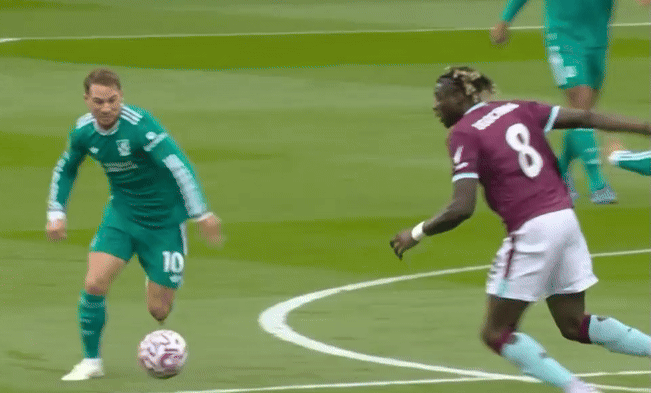 Pha vào bóng ghê rợn với Mac Allister