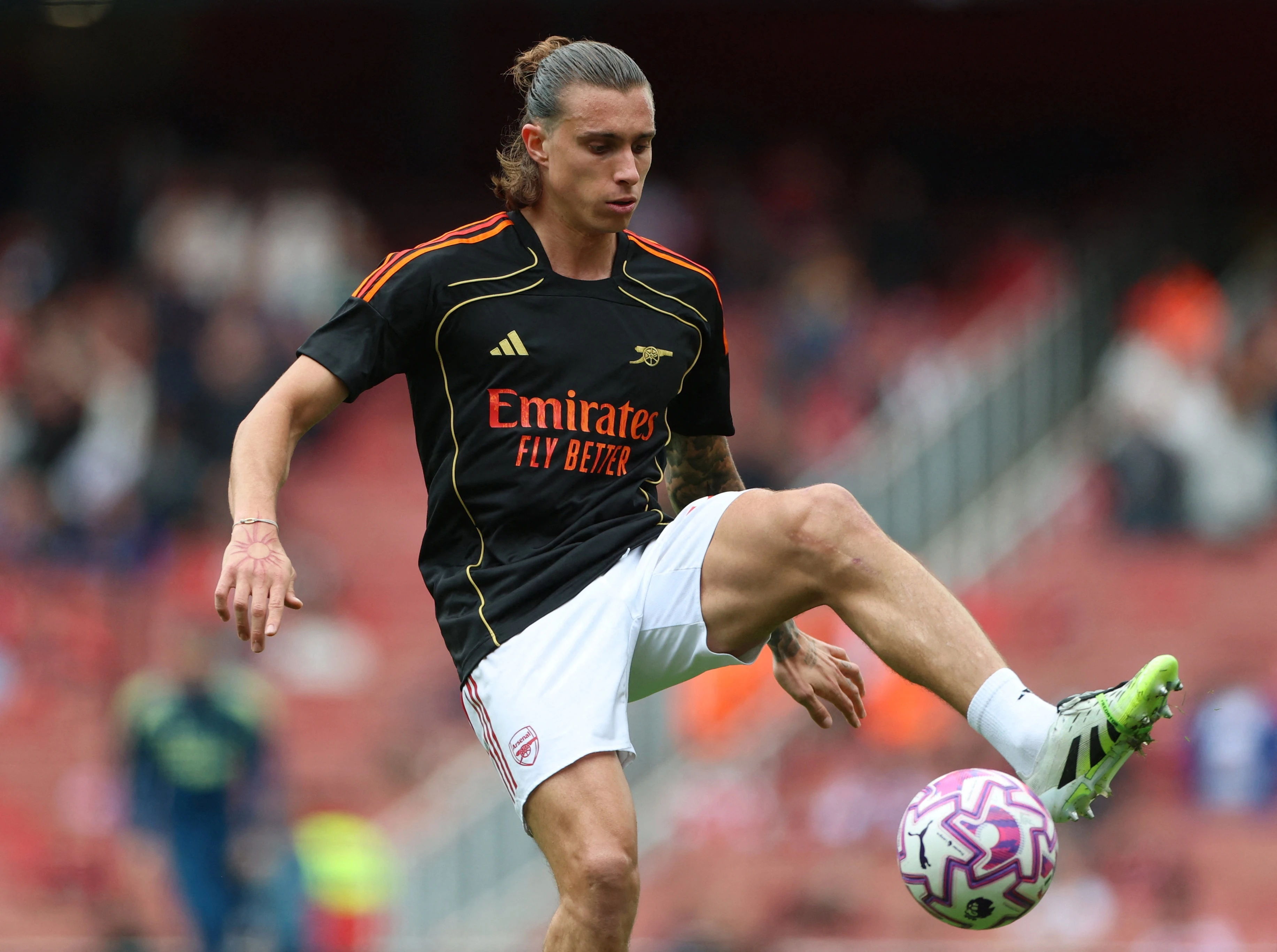 Calafiori gây sốt với 'bài học ném biên'