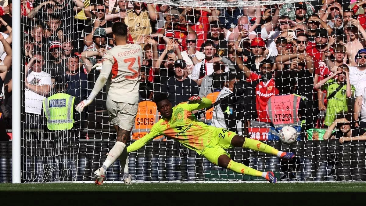 Cuộc tái ngộ thú vị cách derby Manchester hơn 3.000 km