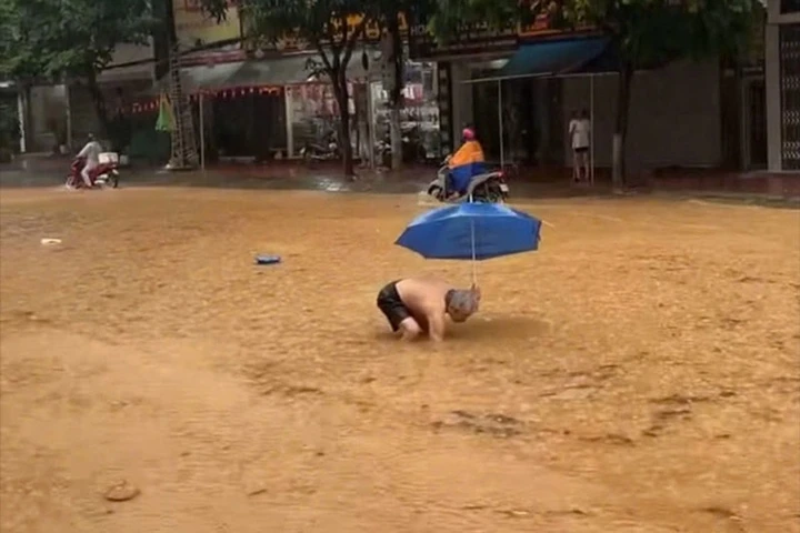Đường phố Lào Cai ngập sâu sau mưa lớn