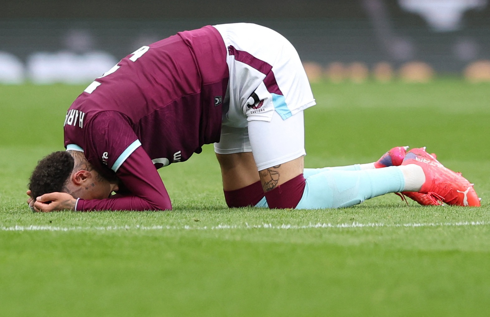 Burnley kiện Everton đòi 50 triệu bảng