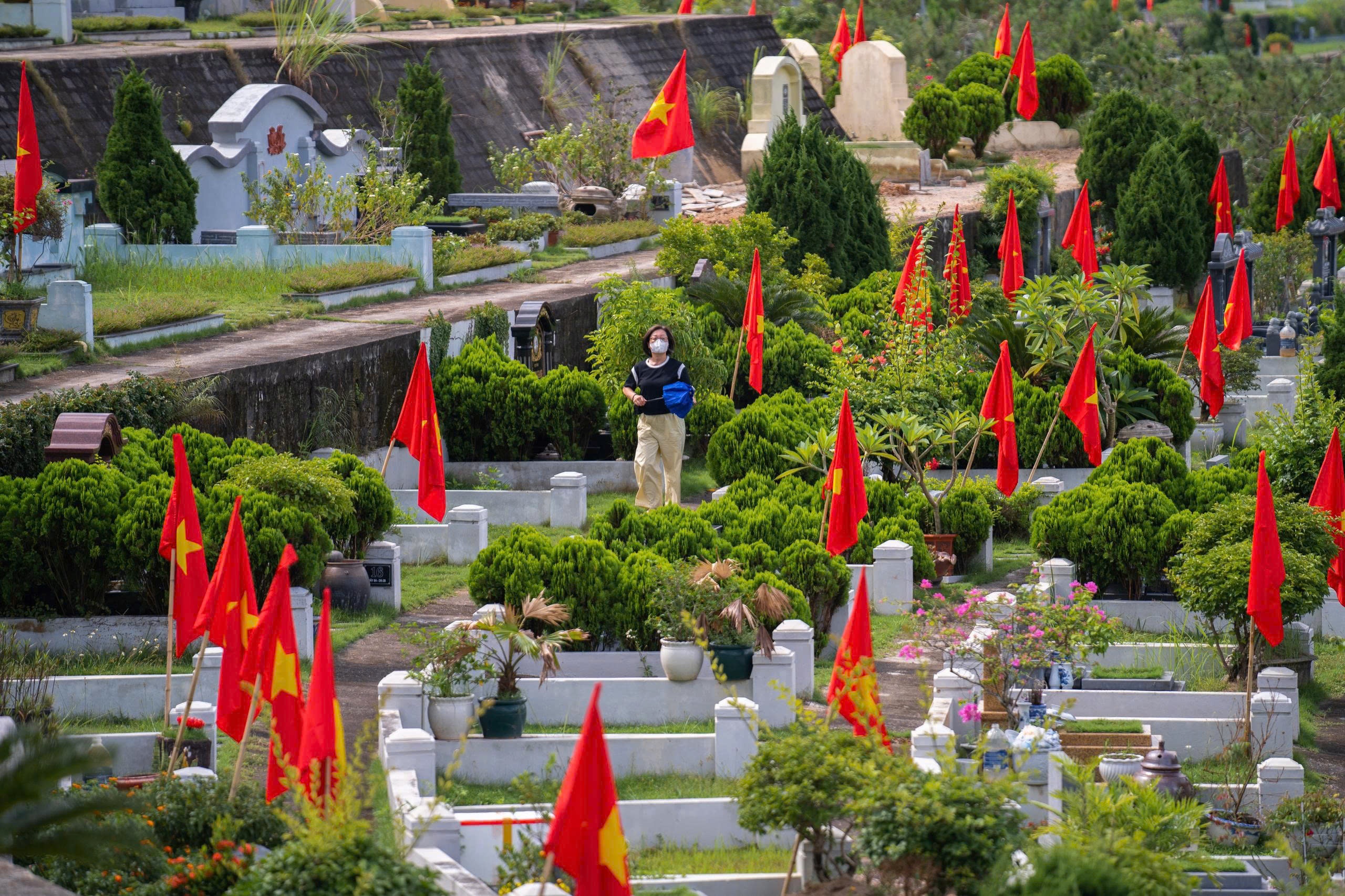 Đổ xô đi mua đất cho 'người âm' để làm... quà tặng