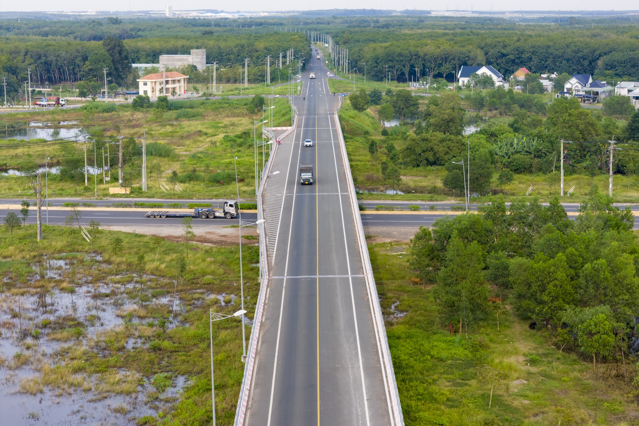 Cận cảnh đường Hồ Chí Minh đoạn qua Tây Ninh - TP.HCM tăng tốc về đích