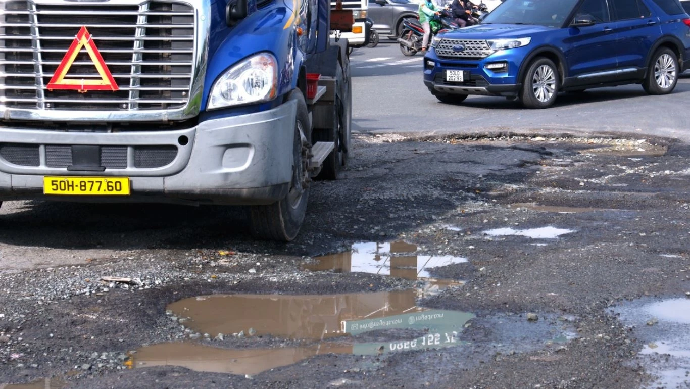 Hầm chui 830 tỷ ở TP.HCM thông xe chưa lâu đã chi chít 'ổ gà'