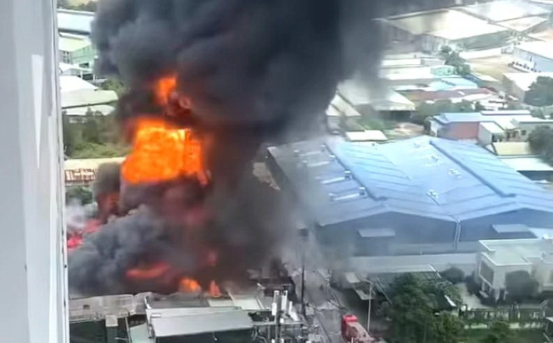 Lửa đỏ rực bao trùm nhà xưởng ở TP.HCM