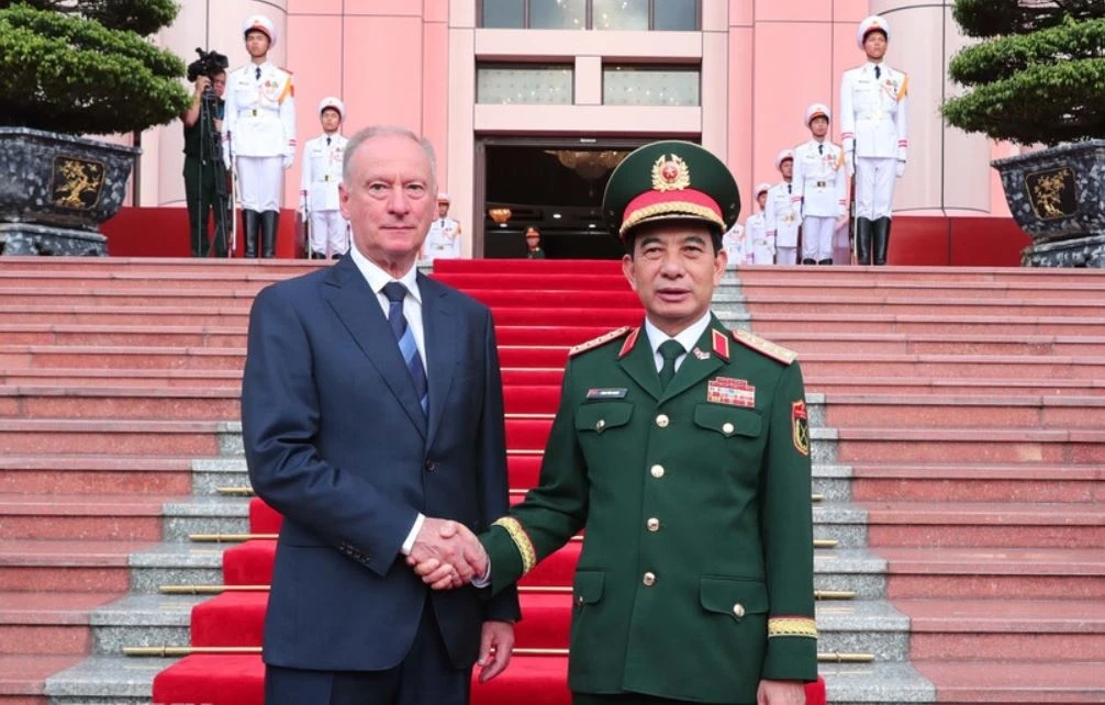 Bộ trưởng Quốc phòng hội đàm với Trợ lý Tổng thống Nga