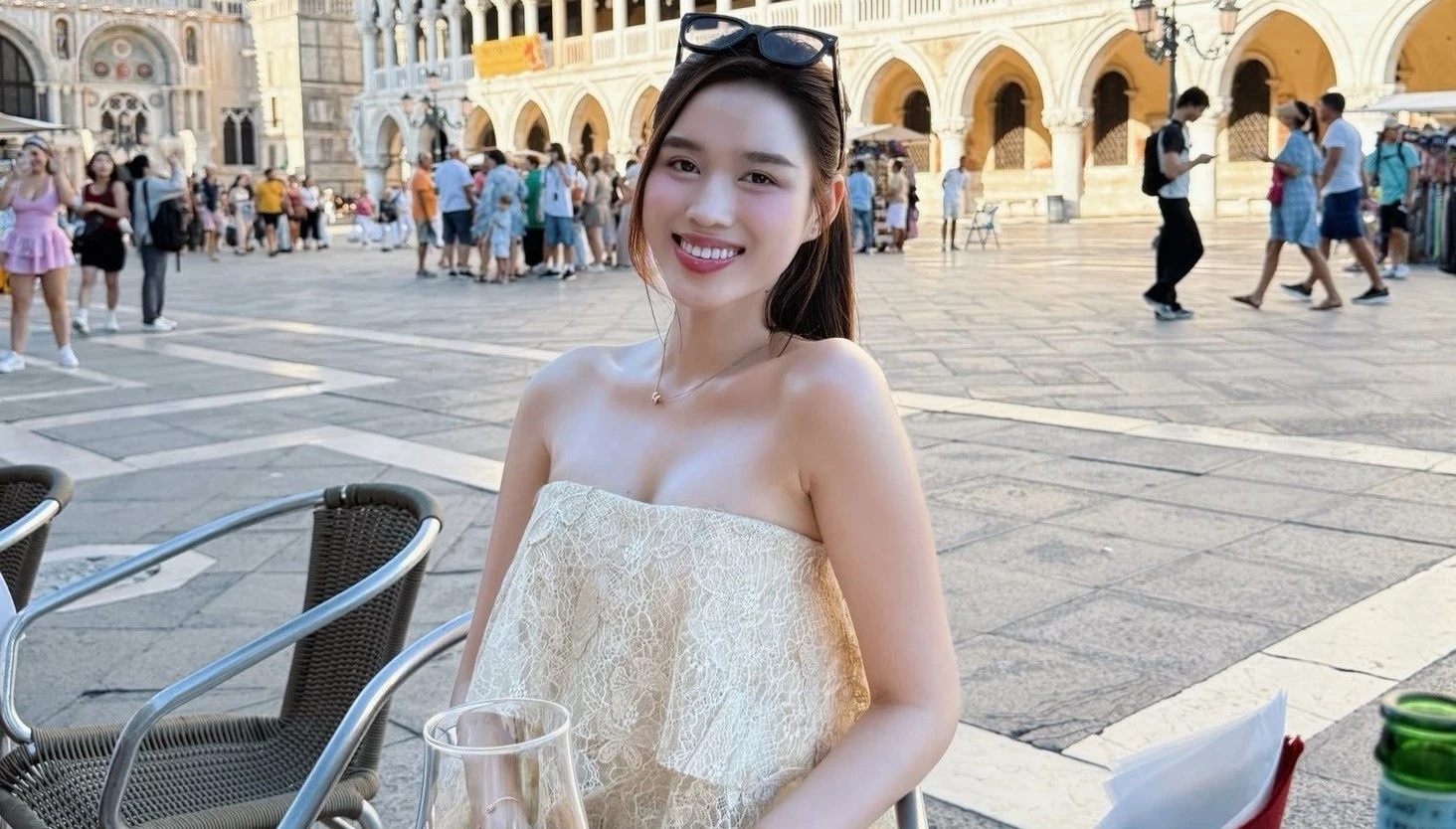 Đỗ Thị Hà gợi cảm ở trời Tây