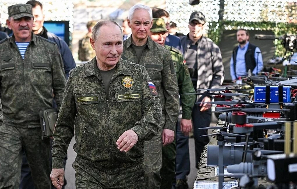 Tổng thống Putin mặc quân phục thị sát tập trận Nga - Belarus