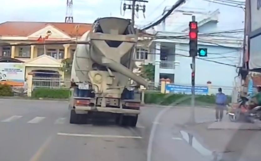 Xác minh xe bồn vượt đèn đỏ ở Củ Chi