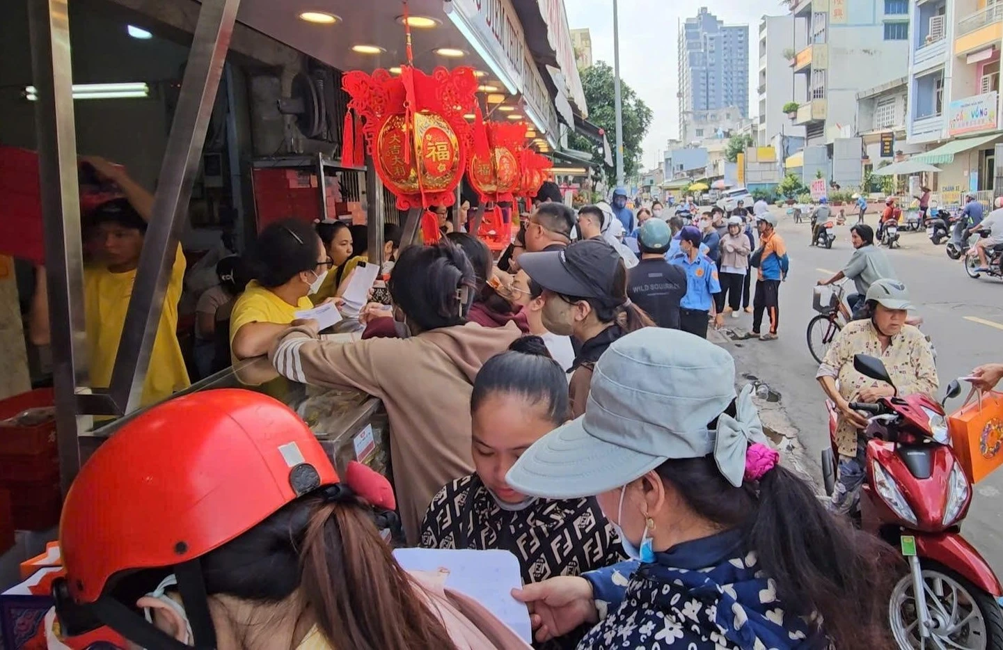 Nơi vắng khách, nơi xếp hàng cả tiếng mới mua được bánh trung thu ở TP