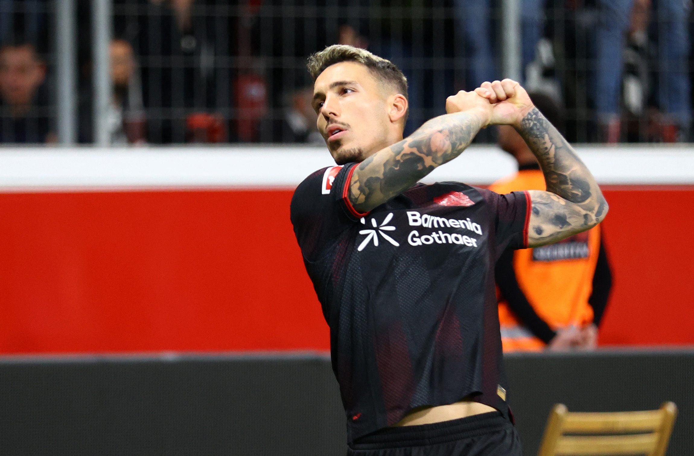 Cầu thủ Leverkusen ghi 3 bàn liên tiếp từ cú đá phạt